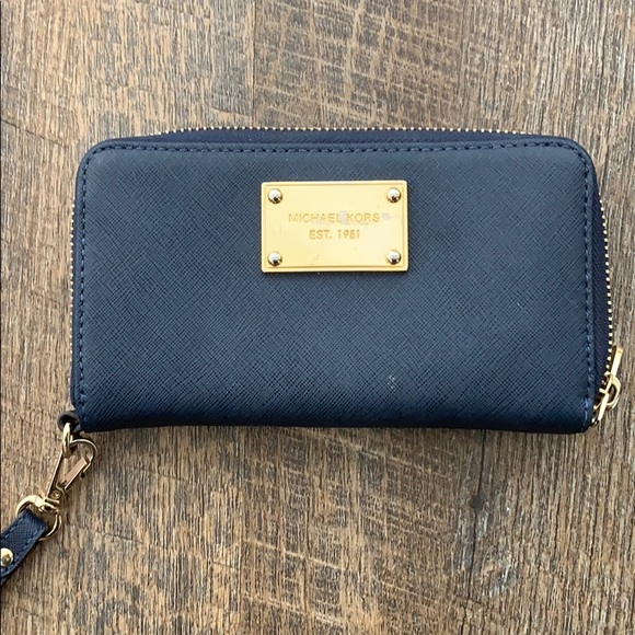 Michael Kors Accessories - Michael Kors wristlet wallet Michael Kors Accessories - Michael Kors wristlet wallet